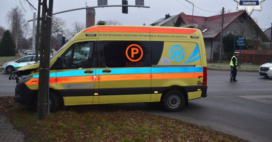 zdjęcie: Karetka uderzyła w słup po kolizji z oplem w Zawierciu / fot. KPP w Zawierciu