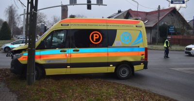 Karetka uderzyła w słup po kolizji z oplem w Zawierciu