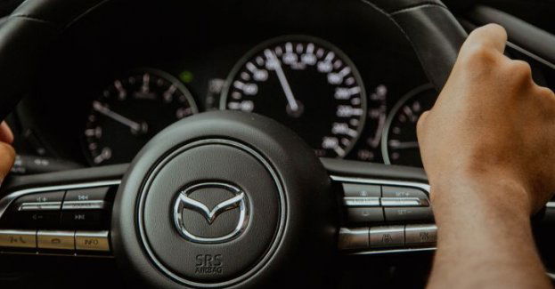 Wypadek motorowerzysty z Mazdą
