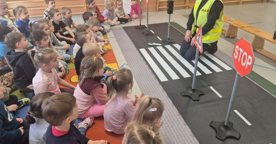 zdjęcie: Policjantka uczy przedszkolaków bezpieczeństwa i relacji / fot. KMP w Szczecinie