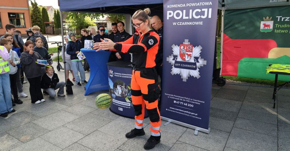 zdjęcie: W Trzciance policjanci uczą bezpiecznej jazdy na hulajnogach / fot. KPP Czarnków „Bezpieczna droga do szkoły” w Trzciance – policjanci przypominali o zasadach bezpiecznej jazdy na hulajnogach