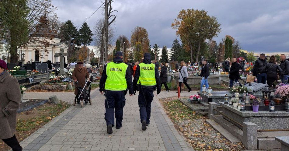 zdjęcie: Policjanci czuwają nad bezpieczeństwem odwiedzających nekropolie. / fot. KPP Krasnystaw