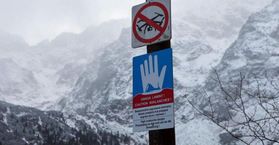 zdjęcie: RCB ostrzega przed wysokim zagrożeniem lawinowym w Tatrach / Zakopane, 21.11.2024. Zimowe warunki w Tatrach w rejonie Morskiego Oka, 21 bm. Ratownicy TOPR ogłosili, po raz pierwszy w tym sezonie ogłosili, pierwszy stopień zagrożenia lawinowego. Najniższy stopień zagrożenia obowiązuje w Tatrach od wysokości 1800 m n.p.m. Możliwe jest samoistne schodzenie małych i średnich lawin. (gm/zkoc) PAP/Grzegorz Momot ***Do tego materiału zdjęciowego dostępna jest również depesza w systemie CSI, pt.: Tatry/ W górach zagrożenie lawinowe pierwszego stopnia***