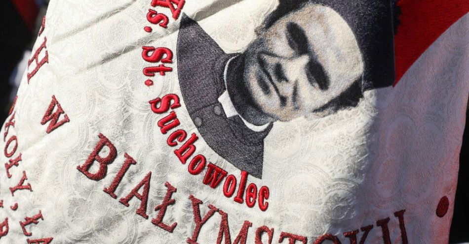 zdjęcie: Białystok: upamiętniono 37. rocznicę niewyjaśnionej śmierci ks. Stanisława Suchowolca / Białystok, 01.02.2026. Uroczystość na cmentarzu przy kościele w białostockich Dojlidach, 1 bm. złożenia wieńców i kwiatów  na grobie ks. Stanisława Suchowolca  w 37. rocznicę  śmierci tego kapelana tutejszej Solidarności i przyjaciela bł. ks. Jerzego Popiełuszki.   (ad) PAP/Artur Reszko