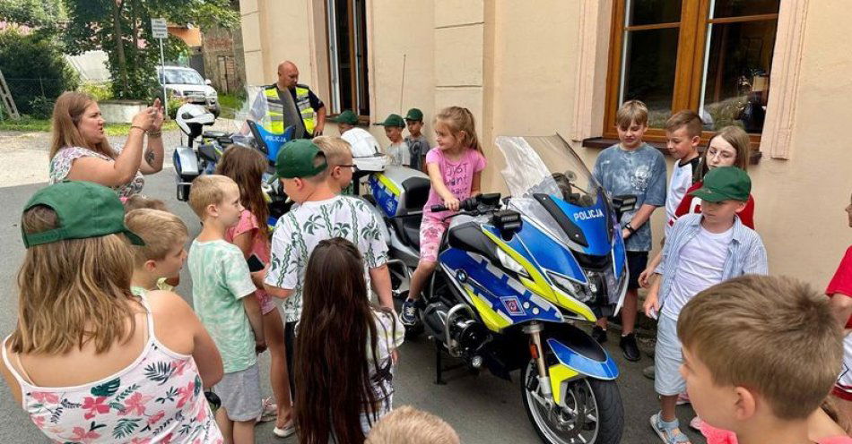 zdjęcie: Policjanci jeleniogórskiej drogówki spotkali się z dziećmi na półkolonii / fot. KMP w Jeleniej Górze