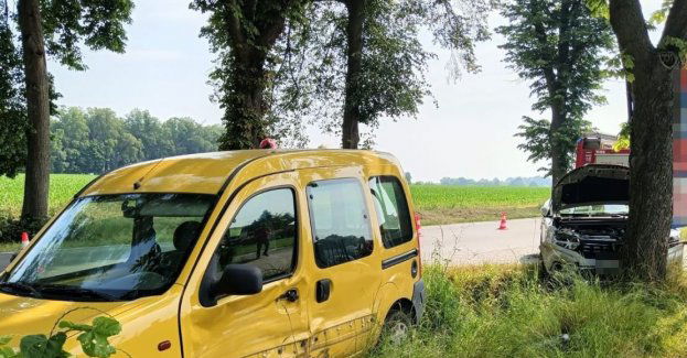 Jeden pojazd skręcał, drugi go wyprzedzał - doszło do zderzenia