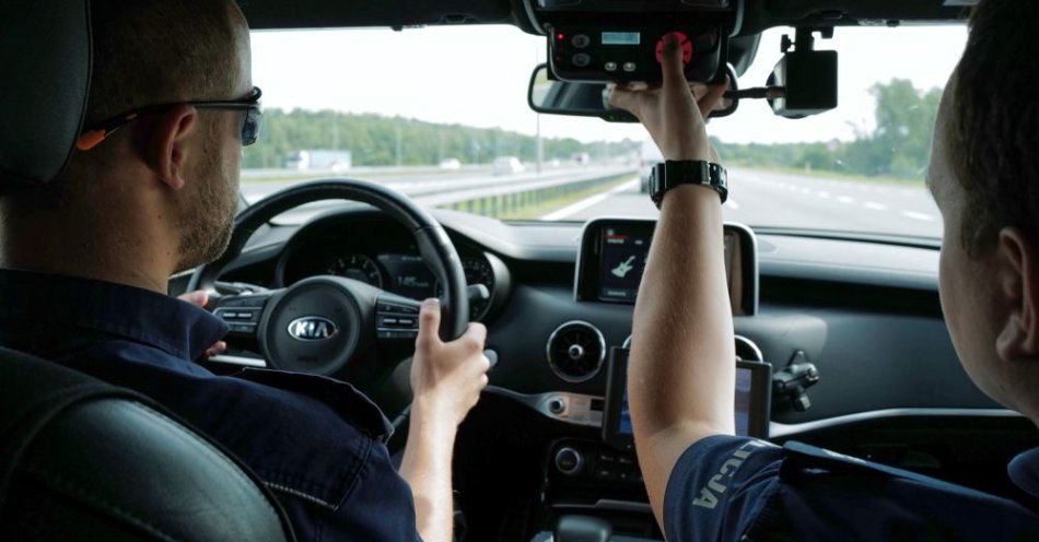 zdjęcie: 185 mandatów na łącznie prawie 75 tys. zł dla uczestników nielegalnych wyścigów / fot. PAP