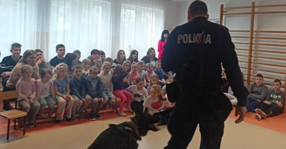 zdjęcie: Pełne wrażeń lekcje z przewodnikiem policyjnego psa / fot. KPP w Garwolinie