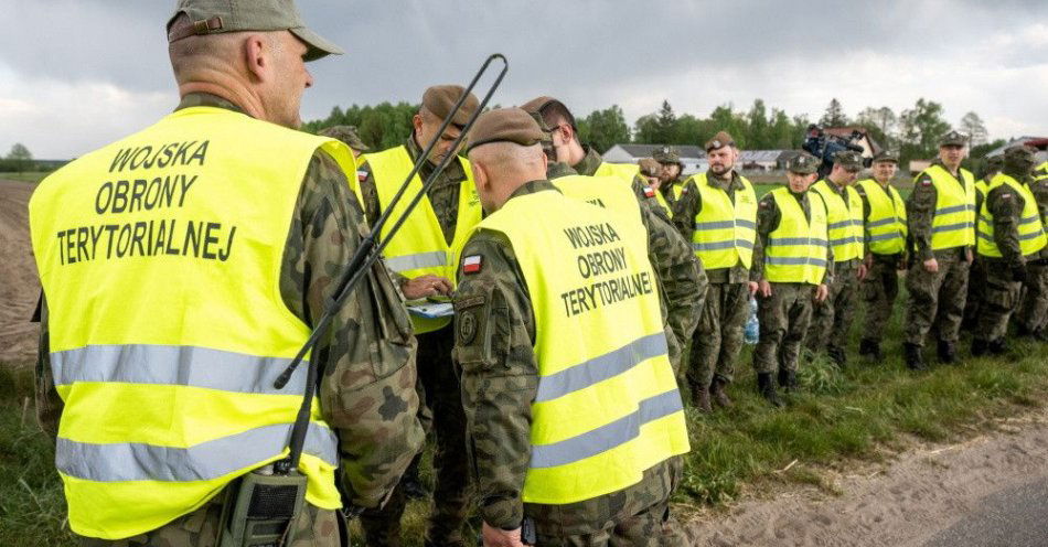 zdjęcie: Wojska Obrony Terytorialnej: wszystkie nasze brygady wspierają Straż Ochrony Kolei / Kipichy, 13.05.2023. Żołnierze 8. Kujawsko-Pomorskiej Brygady Obrony Terytorialnej poszukują obiektu przypominającego balon, który przyleciał z kierunku Białorusi, w Kipichach, 13 bm. W akcji uczestniczy ok. 30 żołnierzy. (ad)PAP/Tytus Żmijewski ***Zdjęcie do depeszy PAP pt. Mazowieckie/ Żołnierze WOT szukają balonu, który nadleciał z kierunku Białorusi, w Kipichach***