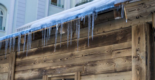 Prokuratura skierowała do sądu akt oskarżenia w sprawie uderzenia przechodniów bryłami lodu, które spadły z dachu