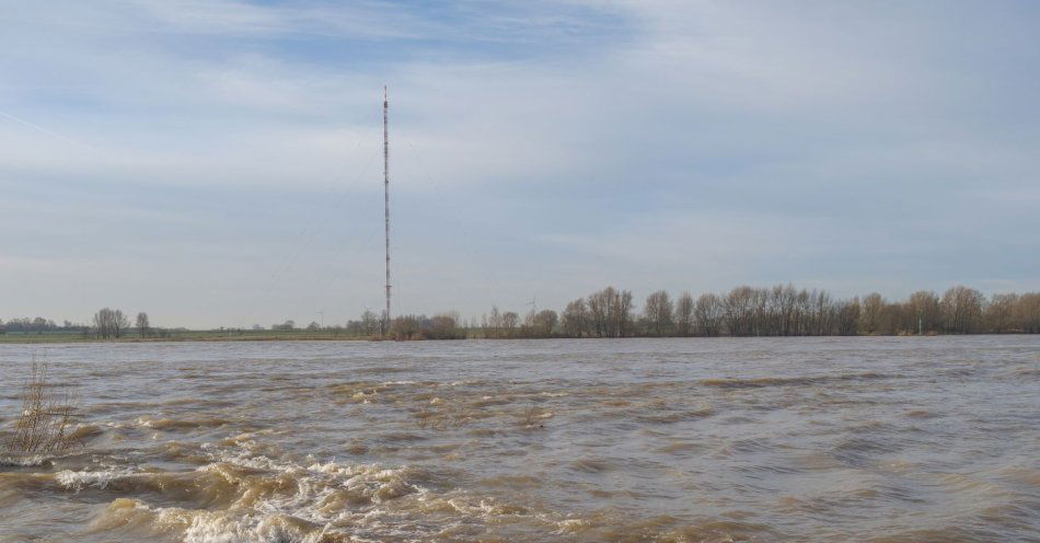 zdjęcie: Fala powodziowa przechodzi przez miasto; trudna sytuacja w Czarnowąsach / v11798139