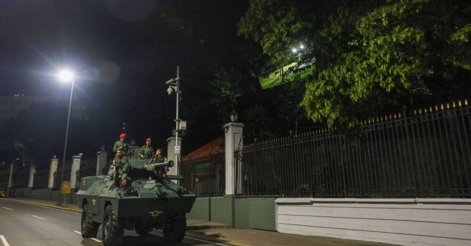 zdjęcie: BBN podsumowało informacje o operacji USA, w wyniku której odsunięto od władzy przywódcę Wenezueli / epaselect epa12622498 Żołnierze pilnują perimetru Pałacu Prezydenckiego Miraflores w Caracas, Wenezuela, 3 stycznia 2026 r., po tym, jak w stolicy odnotowano serię wybuchów. Prezydent Stanów Zjednoczonych, Donald Trump, ogłosił, że USA 'skutecznie schwytały' wenezuelskiego przywódcę Nicolasa Maduro i jego żonę, które zostały wywiezione z kraju po serii dużych ataków militarnych na Caracas. Rząd Wenezueli potępił ten ruch, oskarżając Waszyngton o prowadzenie fali ataków militarnych przeciwko celo