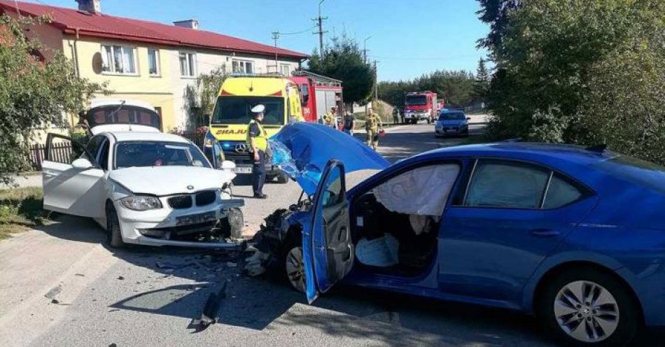 zdjęcie: Czołowe zderzenie dwóch osobówek / fot. KPP w Olecku