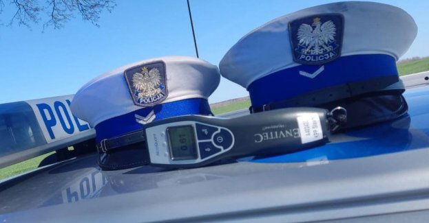 Późnym wieczorem jechał bez świateł. Był pijany