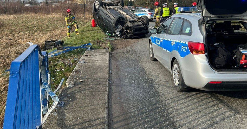 zdjęcie: Dachowanie Volkswagena w Wodzisławiu po zbyt dużej prędkości / fot. KPP w Wodzisławiu Śląskim