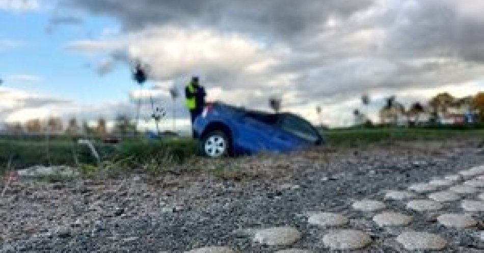 zdjęcie: Dachowanie samochodu. Czworo nastolatków trafiło do szpitala / fot. KPP w Rawie Mazowieckiej