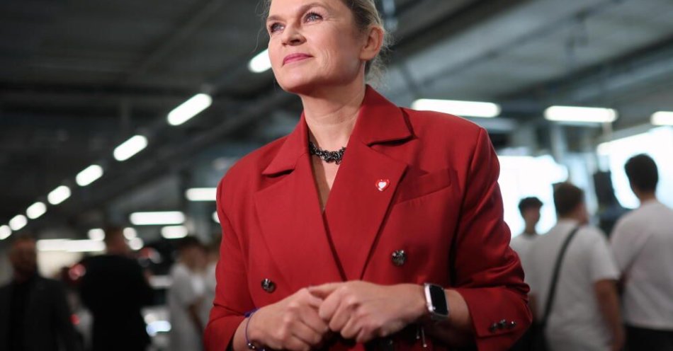 zdjęcie: Nowacka: kształcenie zawodowe musi mieć element praktyczny / Janki, 03.10.2025. Minister edukacji Barbara Nowacka podczas konferencji prasowej w siedzibie Mercedesa w Jankach pod Warszawą, dot. współpracy przy realizacji pierwszego w Polsce programu nauki zawodu technik elektromobilności, 3 bm. (ls/mgut) PAP/Leszek Szymański