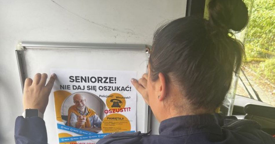 zdjęcie: Policjanci w autobusach miejskich z akcją informacyjną dla seniorów / fot. KMP w Gdyni