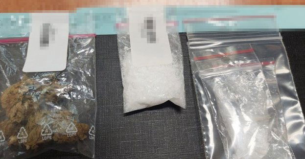 35-latek wpadł podczas kontroli drogowej. Był poszukiwany, a w kieszeni miał narkotyki