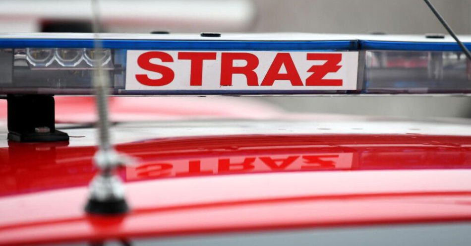 zdjęcie: PSP: w sobotę strażacy interweniowali 215 razy w związku z silnym wiatrem / Hurko (powiat przemyski), 14.12.2021. Samochód straży pożarnej w Hurku k. Przemyśla, 14 bm. podczas akcji wydobycia fragmentu austriackiego mostu pontonowego z rzeki San.  Jest to prawdopodobnie jedyny zachowany taki element z czasów pierwszej wojny światowej z okresu walk o Twierdzę Przemyśl. Organizatorami akcji byli Związek Gmin Fortecznych Twierdzy Przemyśl, Stowarzyszenie Dwóch Wojen oraz Przemyskie Stowarzyszenie Rekonstrukcji Historycznej. Pomagali strażacy. (dd/dw) PAP/Darek Delmanowicz