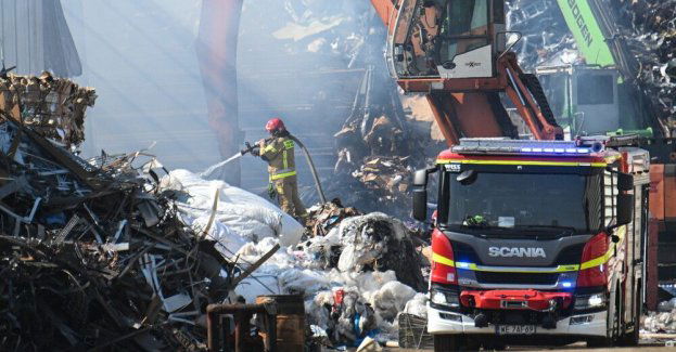 Warszawa: zakończono dogaszanie pożaru hali na Targówku; nikt nie ucierpiał