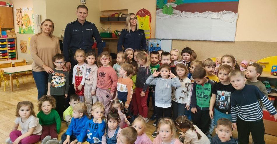 zdjęcie: Dzielnicowi z Andrespolu uczą bezpieczeństwa mieszkańców / fot. KPP łódzkiego wschodniego