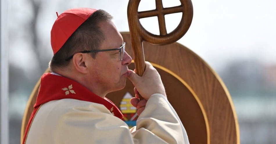 zdjęcie: Kard. Ryś: Bóg ma dla nas wielkie miłosierdzie, bo rodzi nas do żywej nadziei / Kraków, 12.04.2026. Metropolita krakowski, kardynał Grzegorz Ryś podczas głównej mszy świętej w Święto Miłosierdzia Bożego, 12 bm. przy ołtarzu polowym Sanktuarium Bożego Miłosierdzia w Krakowie, 12 bm. (aldg) PAP/Art Service