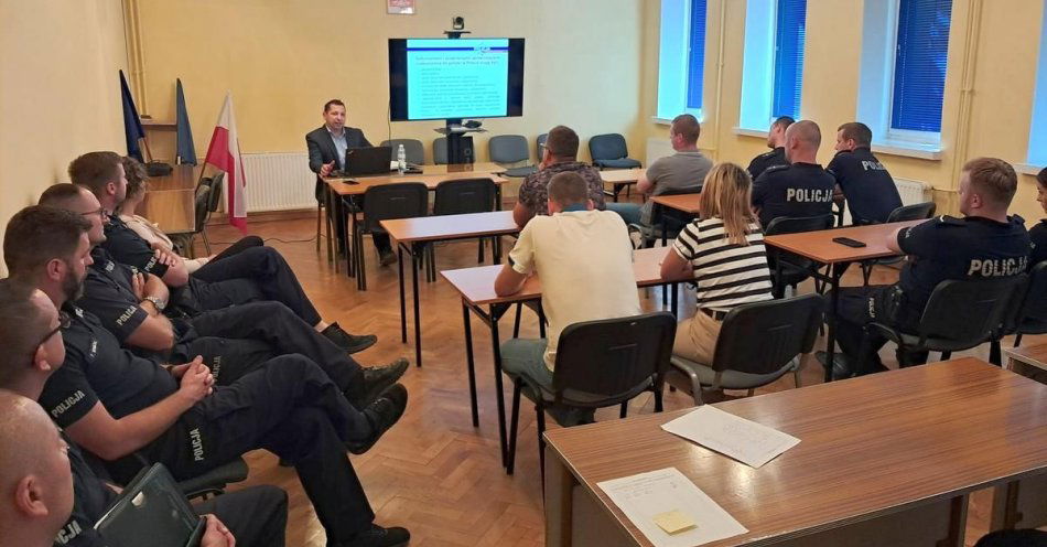 zdjęcie: Szkolenie radziejowskich policjantów dotyczące nielegalnego pobytu osób na terenie RP / fot. KPP w Radziejowie