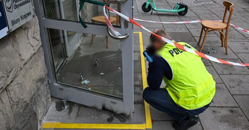 zdjęcie: Tusk o ataku na siedzibę PO: trudno się dziwić, jeśli Bąkiewicz wzywa do wyrywania chwastów / Warszawa, 17.10.2025. Śledczy zabezpiecza ślady przed wejściem do budynku przy ulicy Wiejskiej w Warszawie, w którym znajdują się Biuro Krajowe oraz biura posłów Platformy Obywatelskiej, 17 bm. W piątek 17 października nieznani sprawcy rzucili w kierunku wejścia do gmachu koktajl Mołotowa. W wyniku zdarzenia nie było osób poszkodowanych. (amb) PAP/Radek Pietruszka