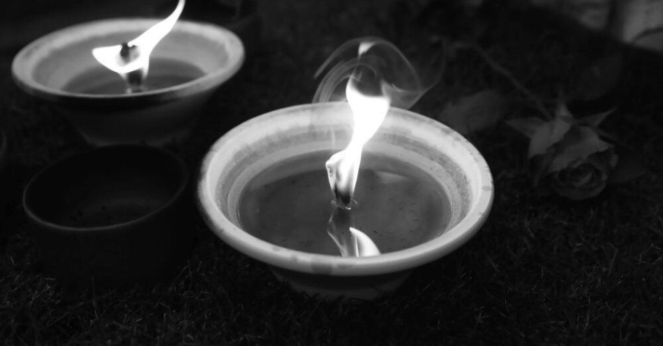 zdjęcie: W czwartek ostatnie pożegnanie Jacka Magiery / Warszawa, 29.10.2021. Powązki Wojskowe w Warszawie, przed dniem Wszystkich Świętych, 29 bm. 1 listopada kościół katolicki obchodzi uroczystość Wszystkich Świętych. Wierni odwiedzają cmentarze, modlą się przy grobach bliskich. Święto to ma wymiar powszechny, celebruje się je w każdym kościele katolickim na całym świecie. (ibor) PAP/Rafał Guz