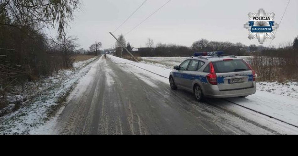 zdjęcie: Utrudnienia w ruchu na drodze lokalnej w Starym Kiełbowie / fot. KPP w Białobrzegach