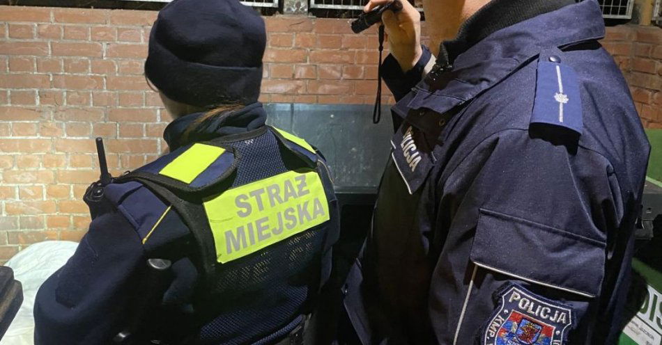 zdjęcie: Nocne patrole w Szczecinie niosą pomoc osobom bezdomnym / fot. KMP w Szczecinie