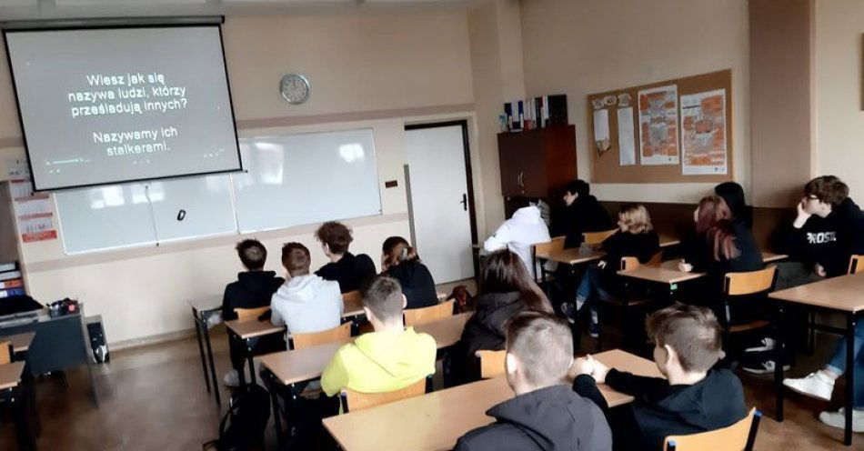 zdjęcie: Policjantka w dzierżoniowskim Zespole Szkół nr 3 / fot. KPP w Dzierżonowie