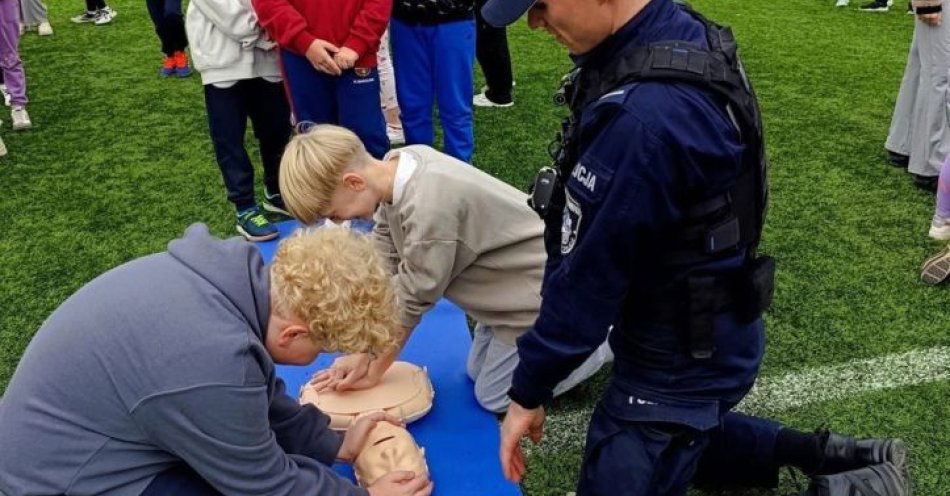 zdjęcie: Dzielnicowy uczy resuscytacji w szkole nad Dunajcem / fot. KMP w Nowym Targu