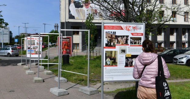 Zatrzymano sprawców zniszczenia wystawy o Janie Pawle II