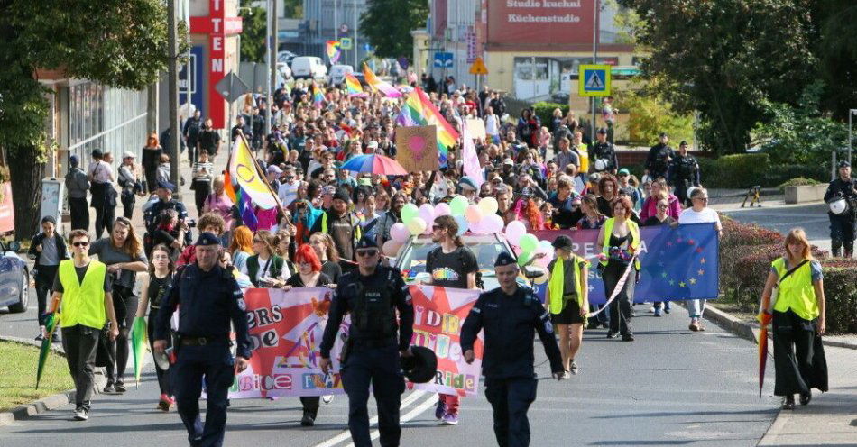 zdjęcie: 6. Polsko-Niemiecki Marsz Równości Słubice-Frankfurt pod hasłem „Granice dzielą, dumy łączą” / fot. PAP