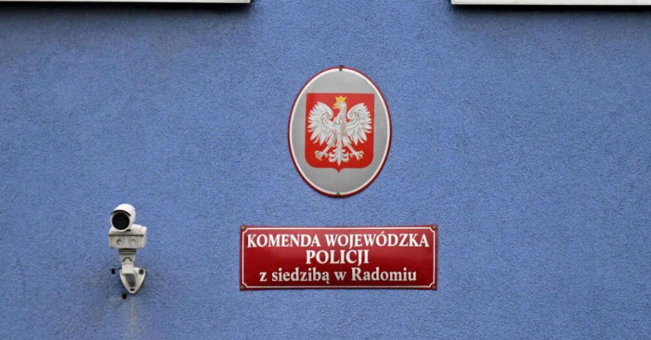 zdjęcie: W marcu początek procesu w sprawie wystrzału z broni myśliwskiej na komendzie policji w Radomiu / Radom, 18.12.2025. Komenda Wojewódzka Policji zs. w Radomiu, gdzie 18 bm. odbyła się uroczystość przekazania nowych samochodów dla mazowieckiej policji. Nowe samochody dla techników kryminalistyki – wyposażone w specjalistyczny sprzęt busy mercedes vito — trafią do komend w Radomiu, Płocku, Ostrołęce, Siedlcach i Ciechanowie. (pp/mgut) PAP/Piotr Polak