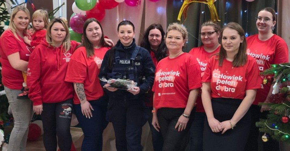 zdjęcie: Kutno: policjanci i żołnierze wspierają Szlachetną Paczkę / fot. KPP w Kutnie