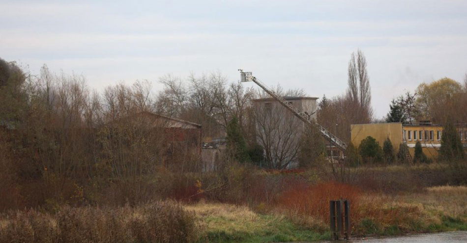 zdjęcie: Zakończono gaszenie pożaru nielegalnego składowiska chemikaliów w Kędzierzynie-Koźlu / fot. PAP