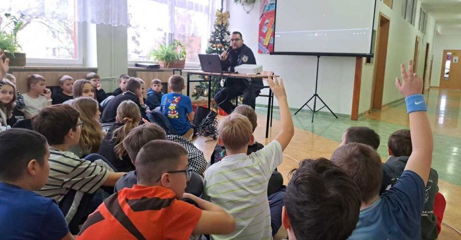 zdjęcie: Dzielnicowy uczy bezpiecznych świąt i sylwestra uczniów SP4 / fot. KPP Krasnystaw