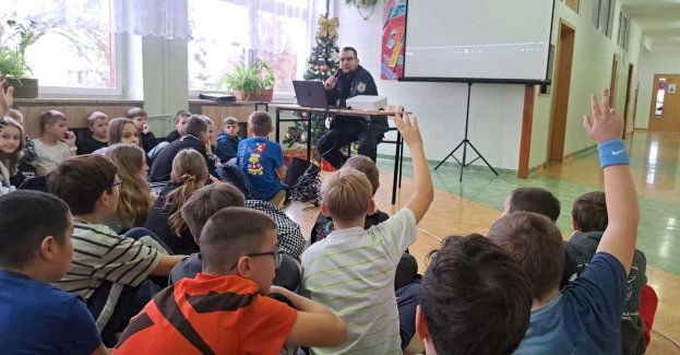 Dzielnicowy uczy bezpiecznych świąt i sylwestra uczniów SP4
