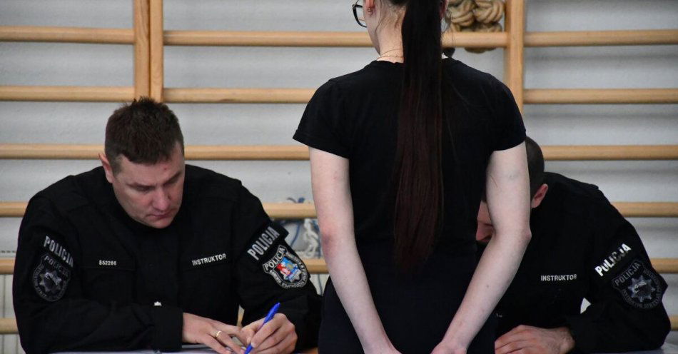 zdjęcie: Uczniowie klasy mundurowej z Trzcinicy zdali test sprawności / fot. KPP w Jaśle fot. KPP Jasło