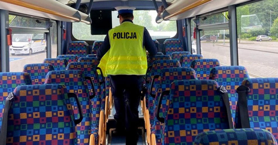 zdjęcie: Bydgoscy policjanci skontrolowali autokar przed wyjazdem dzieci na obóz sportowy / fot. KWP w Bydgoszczy