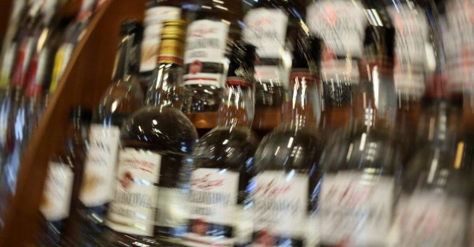 zdjęcie: Celem podwyżki akcyzy na napoje alkoholowe jest ograniczenie ich spożycia / fot. PAP