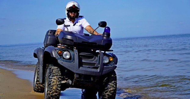 Policjanci na quadach patrolują tereny nadmorskie.