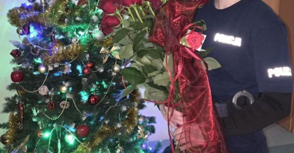 zdjęcie: Mieszkaniec dziękuje policjantce bukietem róż za wsparcie / fot. KMP w Gdyni