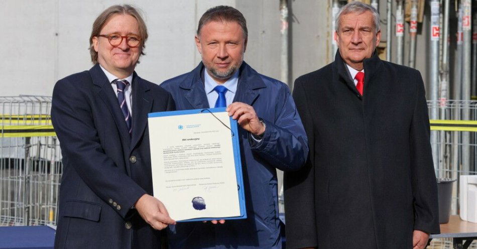 zdjęcie: Kierwiński: Państwowy Instytut Medyczny MSWiA jest liderem we wspieraniu służb mundurowych / Warszawa, 06.10.2025. Minister spraw wewnętrznych i administracji Marcin Kierwiński (C), wiceminister spraw wewnętrznych i administracji Wiesław Szczepański (P) i dyrektor PIM MSWiA, prof. dr hab. n. med. Piotr Suwalski (L) po podpisaniu aktu erekcyjnego w Państwowym Instytucie Medycznym MSWiA w Warszawie, 6 bm. Wydarzenie jest związane z rozbudową Państwowego Instytutu Medycznego MSWiA przy ul. Wołoskiej. (aldg) PAP/Paweł Supernak