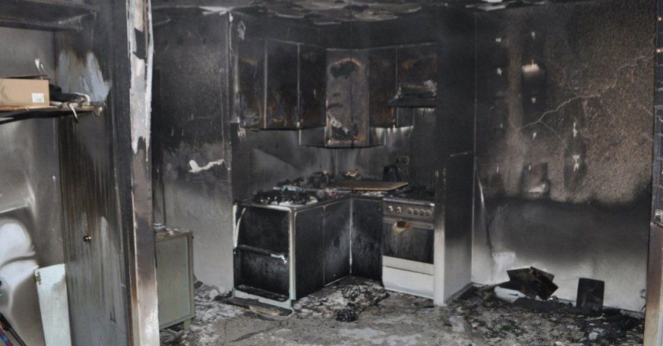 zdjęcie: Nocny pożar w centrum miasta Policjanci uratowali lokatorów / fot. KPP w Giżycku Miejsce zdarzenia