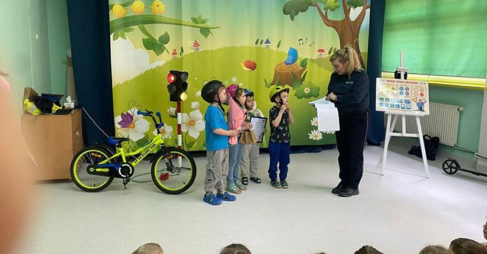 zdjęcie: Przedszkolaki ćwiczyły zasady ruchu drogowego z policjantką / fot. KPP w Lubinie