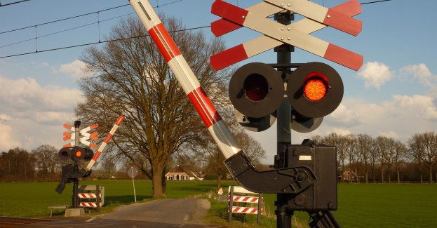Przechodziła przez torowisko po zamknięciu rogatek – nagrali to policjanci